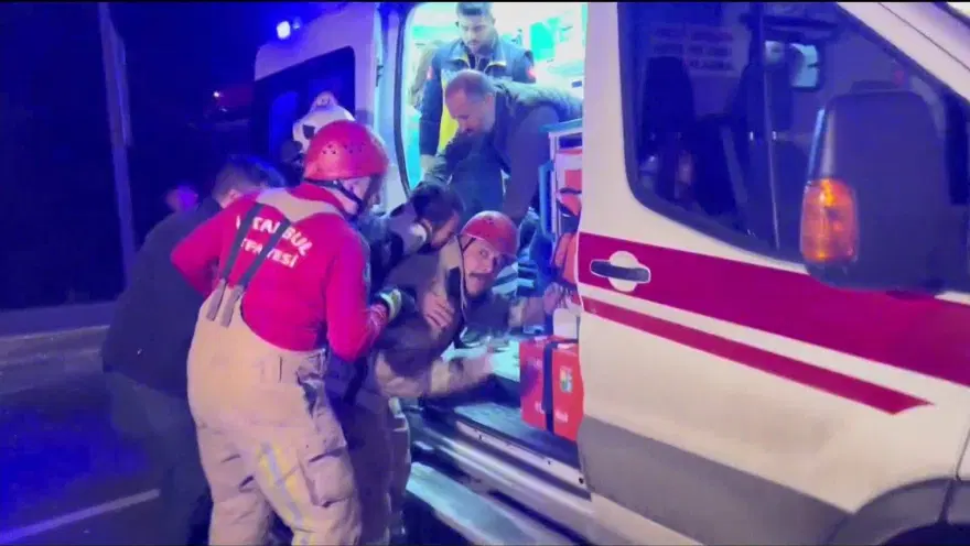 Arnavutköy'de feci kaza: 2 ölü, 7 yaralı 5 Arnavutköy'de feci kaza: 2 ölü, 7 yaralı 5