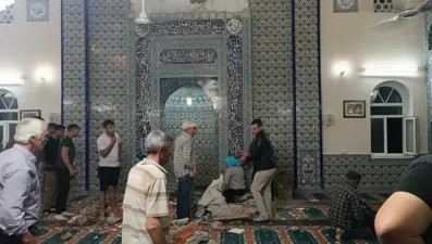 Camide mihrap tacı cemaatin üzerine düştü: Bir ölü