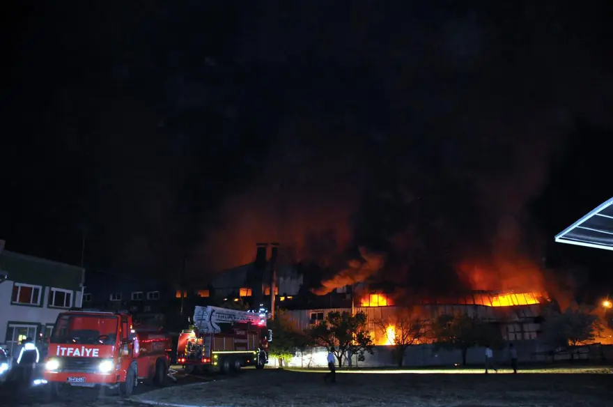 Yıldırım düştü, fabrikanın deposu yandı 4