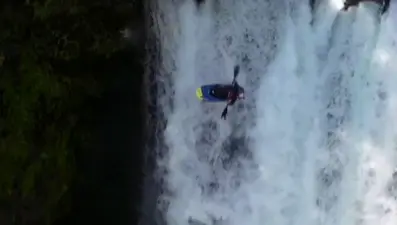 Dağın zirvesinden şelaleye