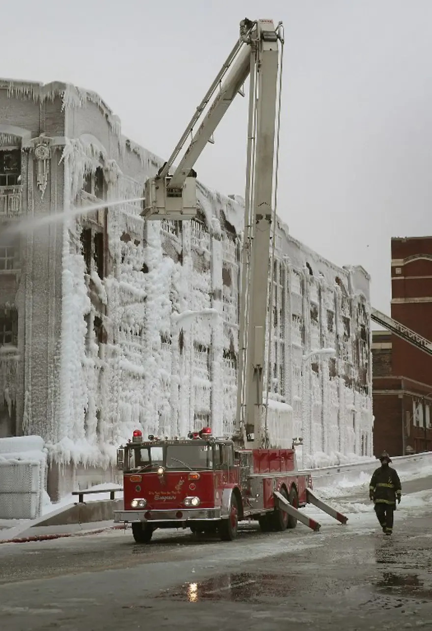 İtfaiyenin buzla mücadelesi 22