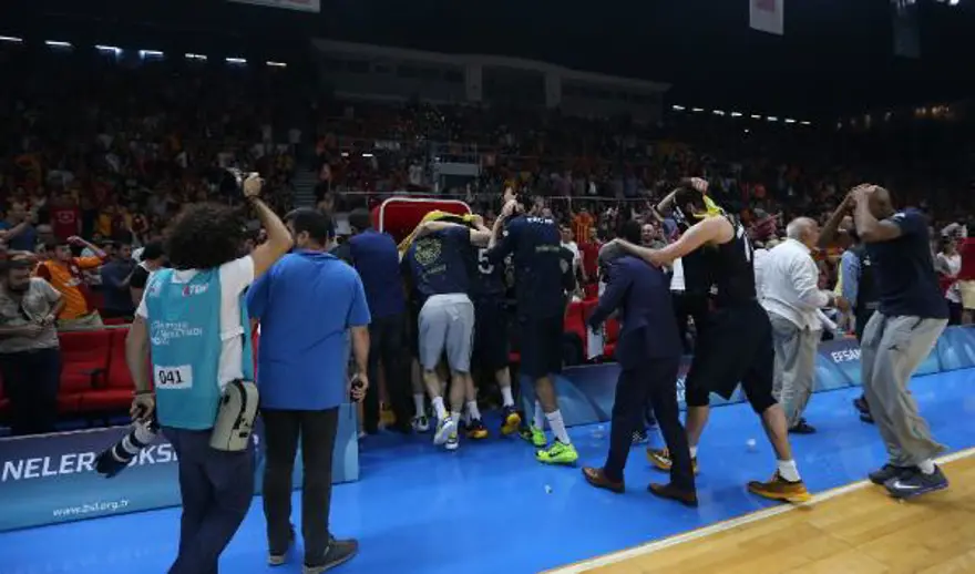 Fenerbahçe Kulübü: Sarı kırmızılı bir taraftar Obradovic'e tükürdü 10