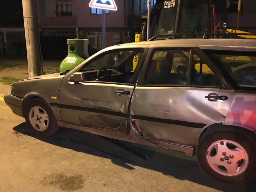 Kontrolden çıkan otomobil kahvehaneye daldı! Facianın eşiğinden dönüldü 1 Kontrolden çıkan otomobil kahvehaneye daldı! Facianın eşiğinden dönüldü 1