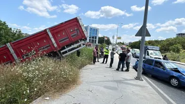 Sancaktepe'de zincirleme trafik kazasında 2 kişi yaralandı