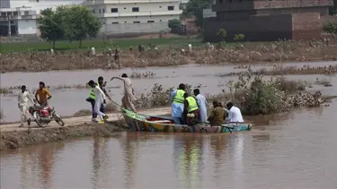 Pakistan'da seller yarım milyon kişiyi yerinden etti