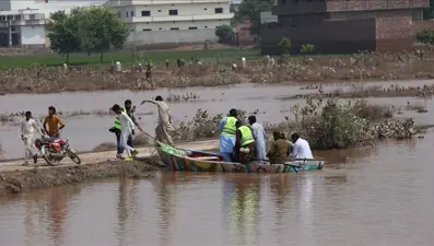 Pakistan'da seller yarım milyon kişiyi yerinden etti