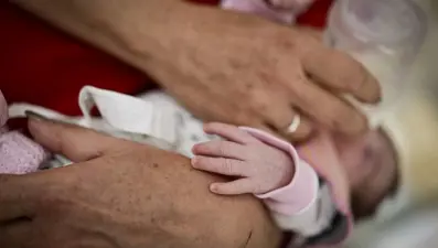 Bebeğini 2 bin euro'ya sattı, pişman oldu: Geri almak isterken tutuklandı