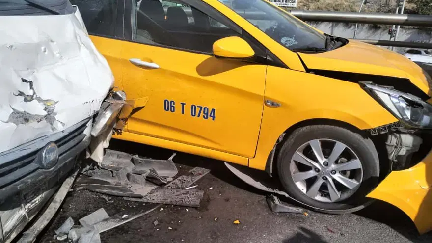 Ankara'da 6 araç birbirine girdi: Yaralılar var 4 Ankara'da 6 araç birbirine girdi: Yaralılar var 4