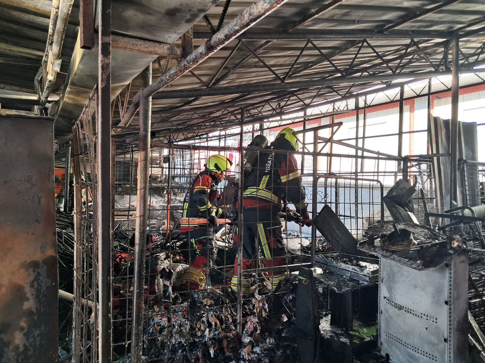 Balıkesir'de zincir market deposunda korkutan yangın