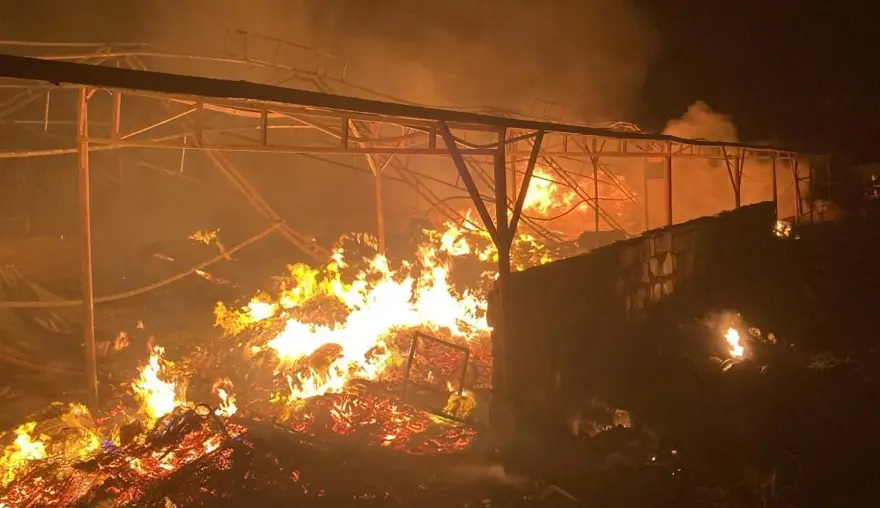 Çiftlik alevlere teslim oldu, ekipler sabaha kadar alevlerlemücadele etti 3