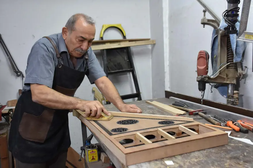 Türkiye'de sadece 3-4 kişi bu işi yapıyor: "20 yıl önce istifa edip başladım, çırak bulamıyoruz" Türkiye'de sadece 3-4 kişi bu işi yapıyor: "20 yıl önce istifa edip başladım, çırak bulamıyoruz"