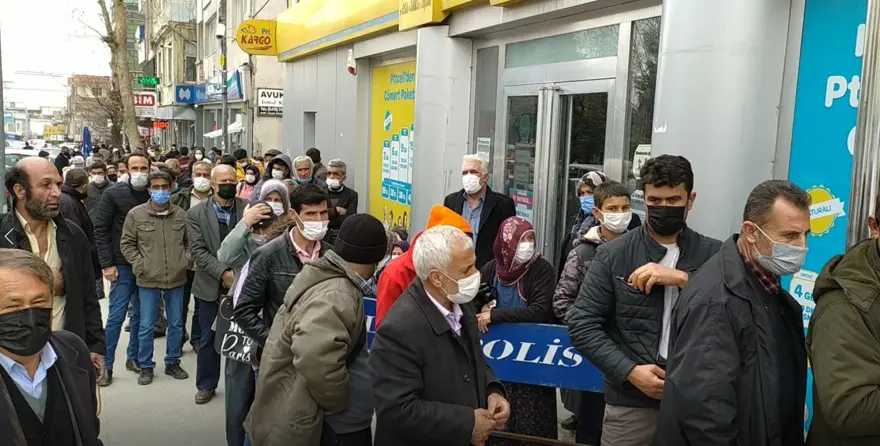 PTT şubesi önünde uzun kuyruk: Sosyal mesafe unutuldu 2
