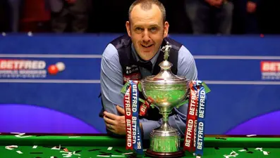 Basın toplantısına çıplak çıktı