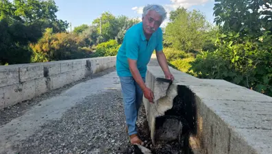 Tarihi köprünün taşları, mangal ateşiyle zarar gördü: ''Bunun geri dönüşü çok zor''