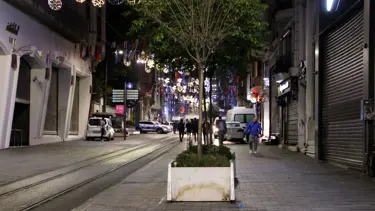 İstiklal Caddesi'nde beton saksıların bankları söküldü