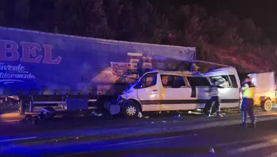 Tarım işçilerini taşıyan minibüs TIR'a çarptı: 3 kişi öldü, 16 kişi yaralandı