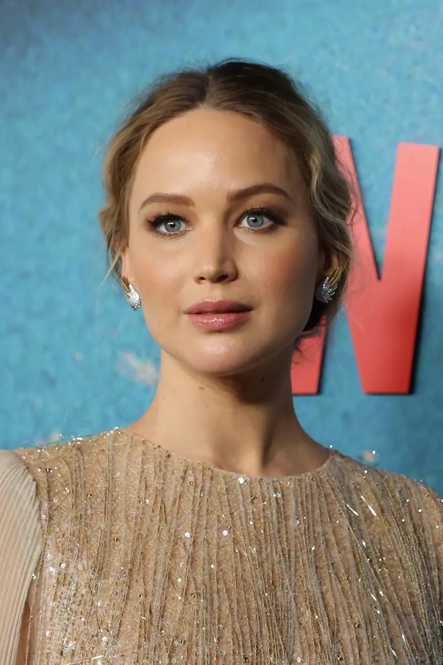 Doğuma gün sayan Jennifer Lawrence galada 3
