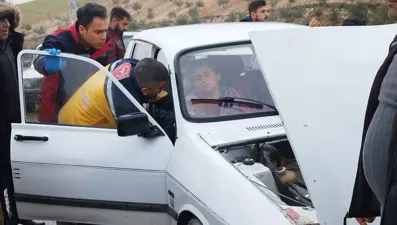 Adıyaman’da iki otomobil kafa kafaya çarpıştı: 5 yaralı