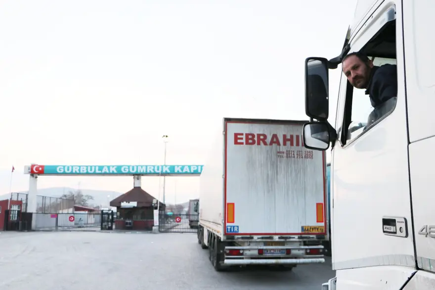 Sınırda corona virüsü önlemi: Gürbulak'ta TIR kuyruğu 5 kilometreye ulaştı 