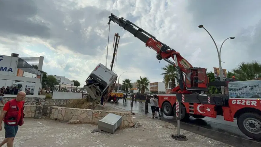 Bodrum'da midibüs dere yatağına uçtu: 23 işçi yaralı 2