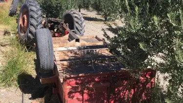 Manisa'da devrilen traktörün sürücüsü öldü