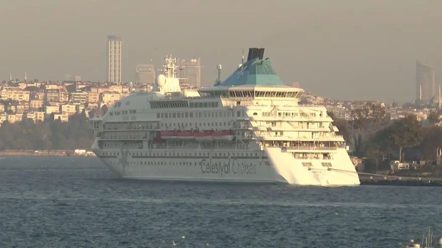 9 katlı dev kruvaziyer gemisi İstanbul'da 2