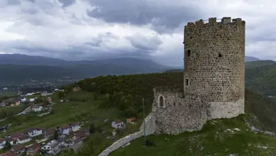 Bosna Hersek'teki Sokolac Kalesi  zamana direniyor