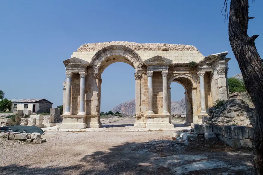 Adana'daki Anavarza Antik Kenti'nde gladyatör mezarlarına rastlandı 23 Adana'daki Anavarza Antik Kenti'nde gladyatör mezarlarına rastlandı 23