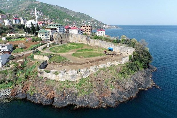 Akçakale Kalesi'nin kalıntıları deniz altından çıkıyor