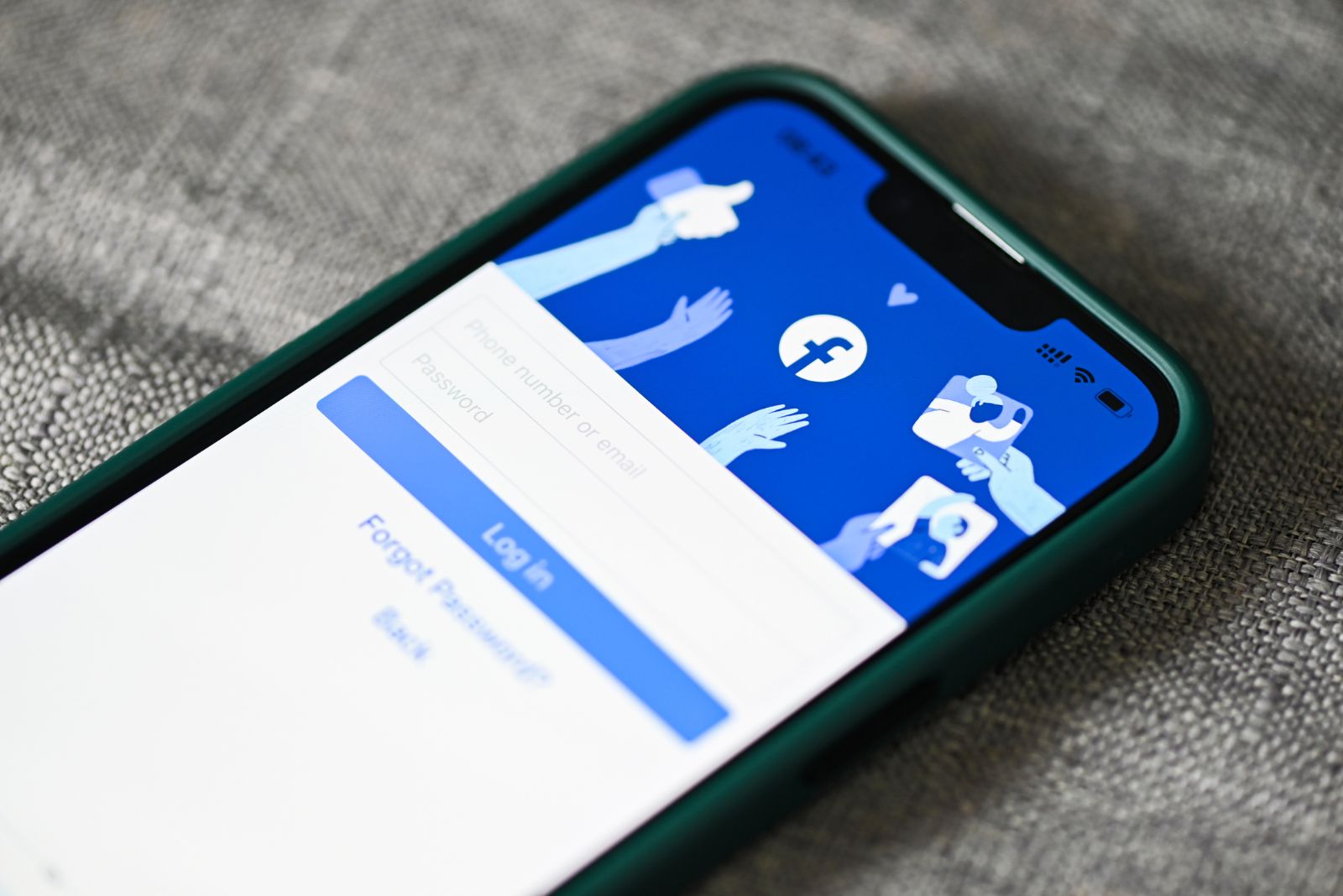 Başkasının adına Facebook hesabı açtı, hapis cezası verildi