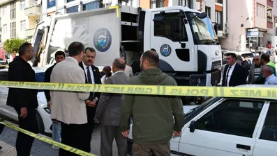 Yaşlı adam çöp kamyonunun altında kaldı