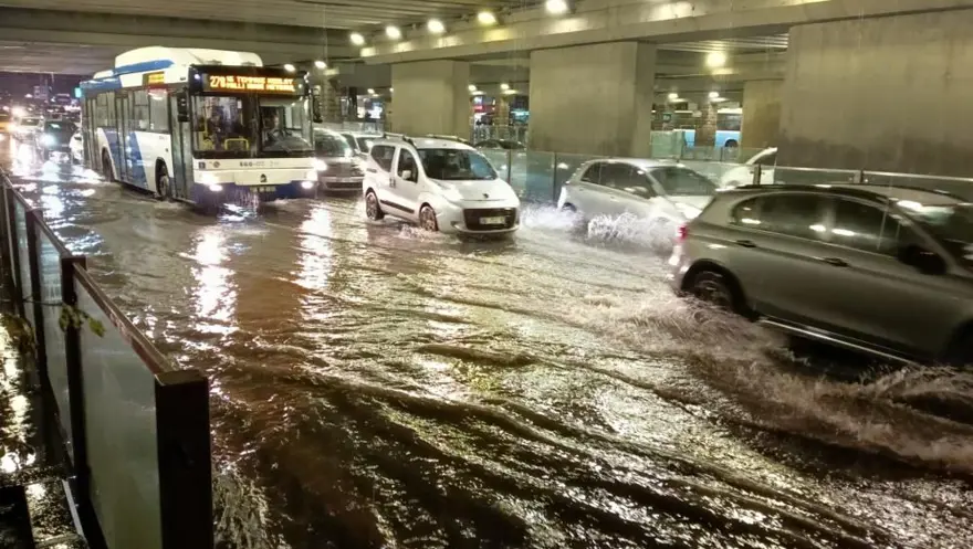 Başkentte sağanak etkili oldu: Vatandaşlar zor anlar yaşadı Başkentte sağanak etkili oldu: Vatandaşlar zor anlar yaşadı