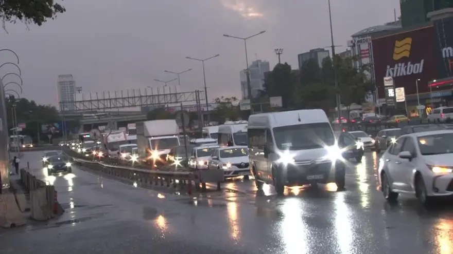 İstanbul'da yağmur trafiği: Anadolu Yakası dur kalk ilerliyor 1