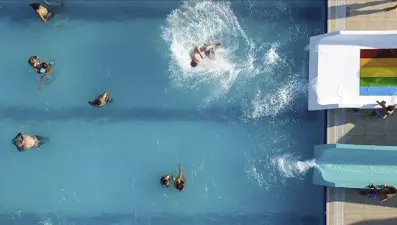 Temizlenmeyen havuz tehlike saçıyor