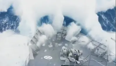 Fırtınanın ortasında kalan savaş gemisi