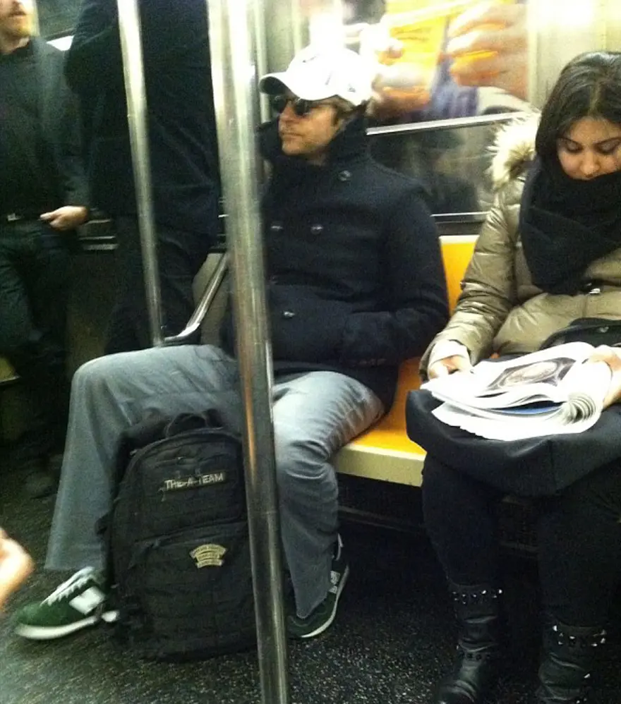 Oyuncu Merve Boluğur otobüste (Toplu taşıma kullanan ünlüler) 81