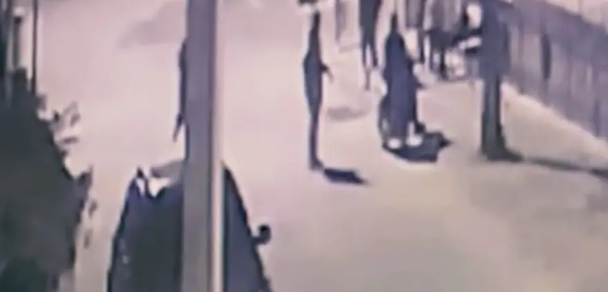 OKULDA KAVGA ETTİ SOKAKTA BIÇAKLADI 1 OKULDA KAVGA ETTİ SOKAKTA BIÇAKLADI 1