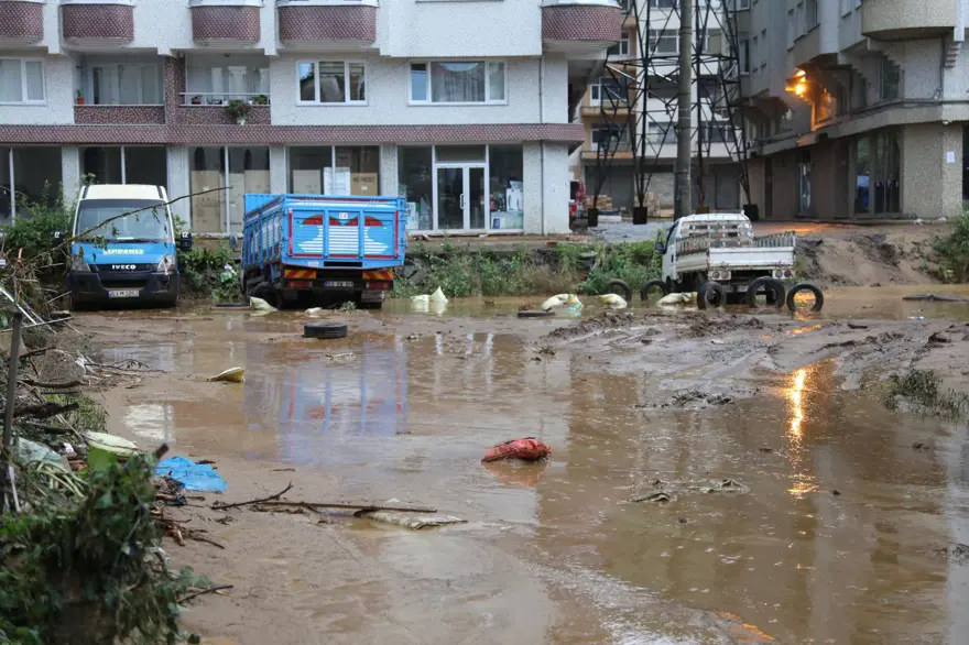 Çayeli'nde sele neden olan köprüler yıkılıyor Çayeli'nde sele neden olan köprüler yıkılıyor