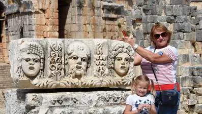 Myra Antik Kenti'ndeki tiyatro maskları fotoğraf stüdyosu gibi