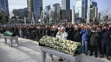 Otel yangını faciasında ölen Defne İnal ve kızları toprağa verildi