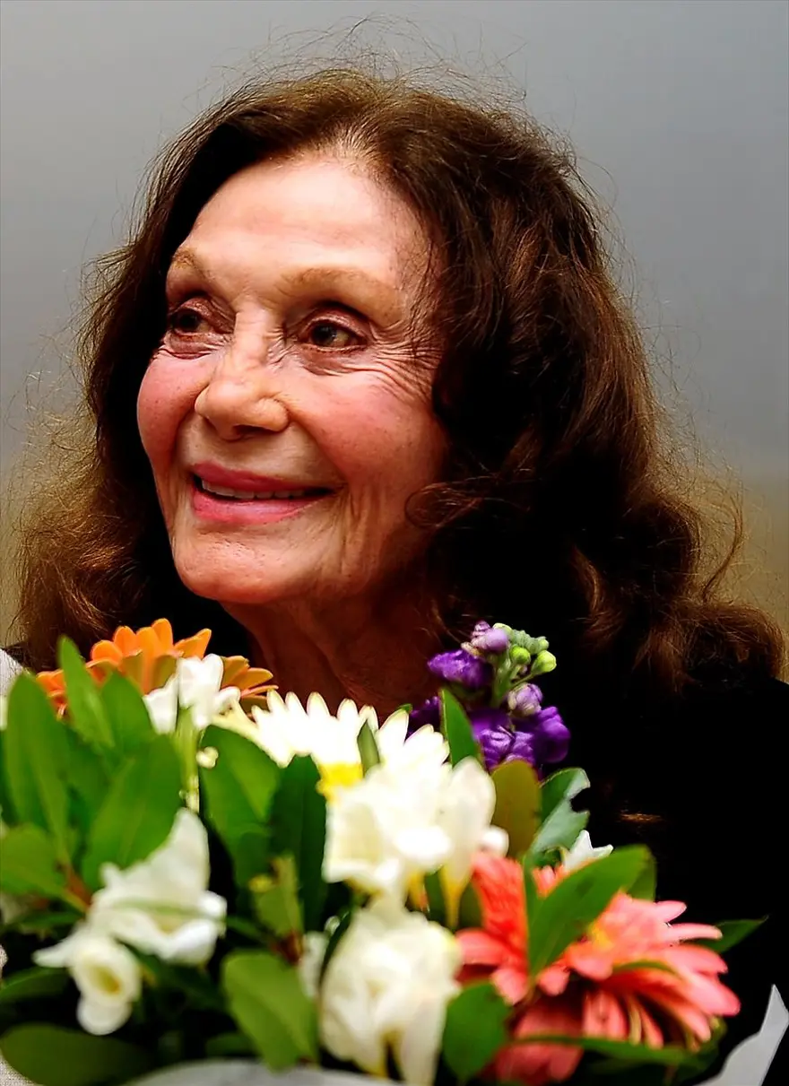 Usta sanatçı Yıldız Kenter son yolculuğuna uğurlandı 31