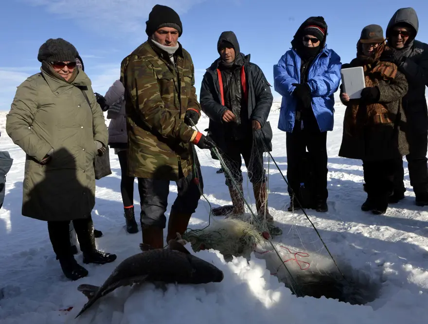 Donan Çıldır Gölü'nde balık tutuyorlar 14