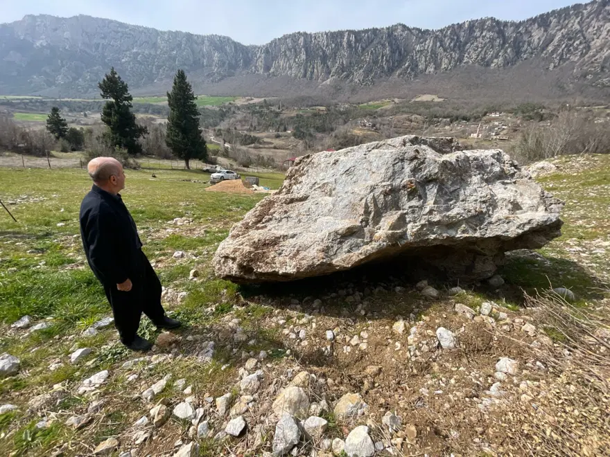 Osmaniye'de depremde dağdan kopan kaya, eve 20 metre kala durdu 3