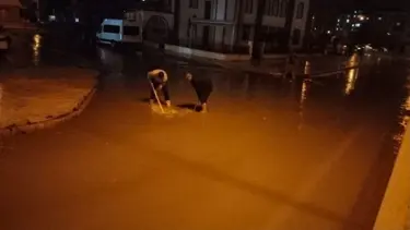Çorum'da sağanak: Ev ve iş yerlerini su bastı