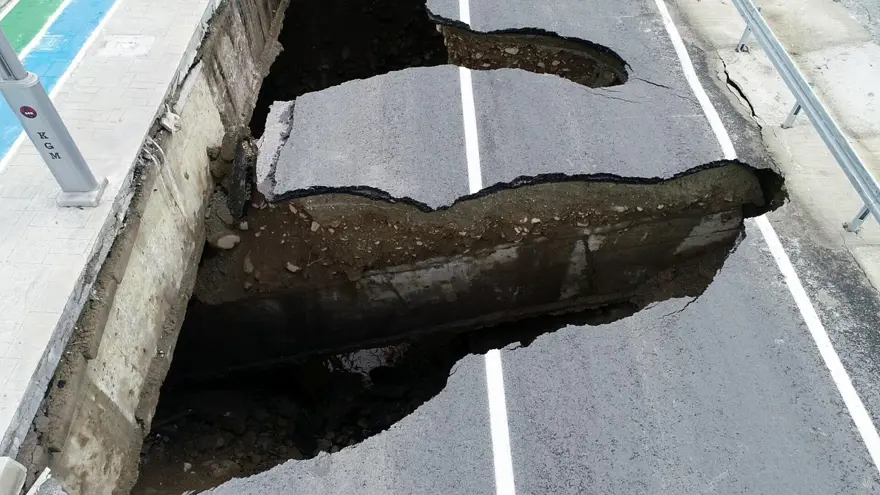 Rize'de sağanak ve heyelan: 11 ev boşaltıldı, karayolu çöktü 9