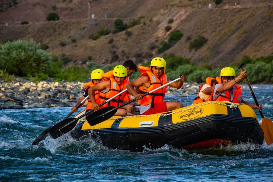 Elazığ'da Murat Nehri'nde rafting heyecanı 1 Elazığ'da Murat Nehri'nde rafting heyecanı 1