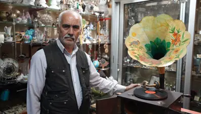 44 yıldır antikacılık yapıyor: Asırlık gramofonlara gözü gibi bakıyor