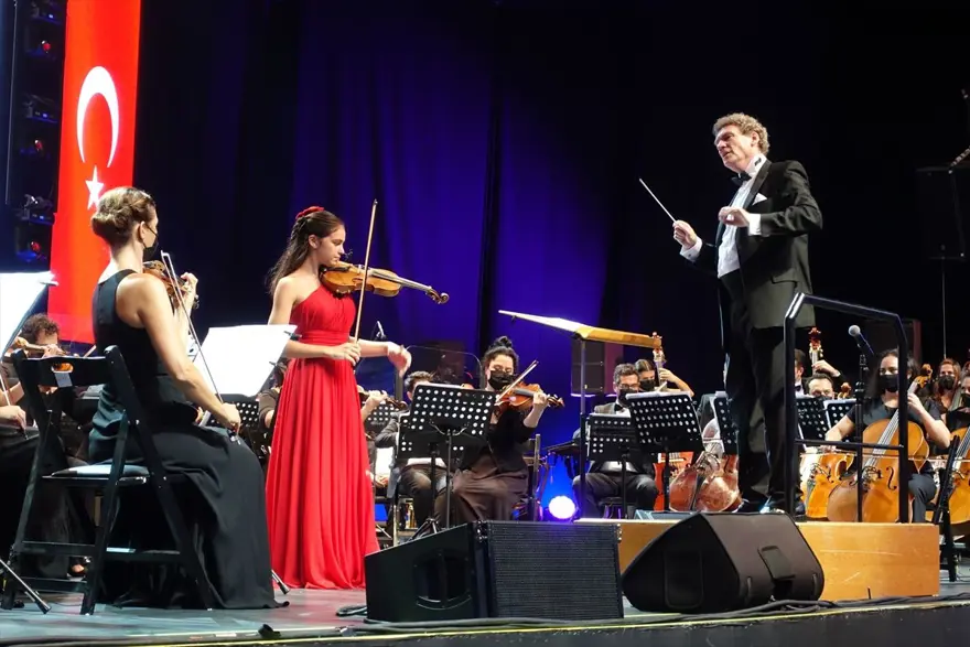 Cemal Reşit Rey Senfoni Orkestrası'ndan Harbiye konseri 