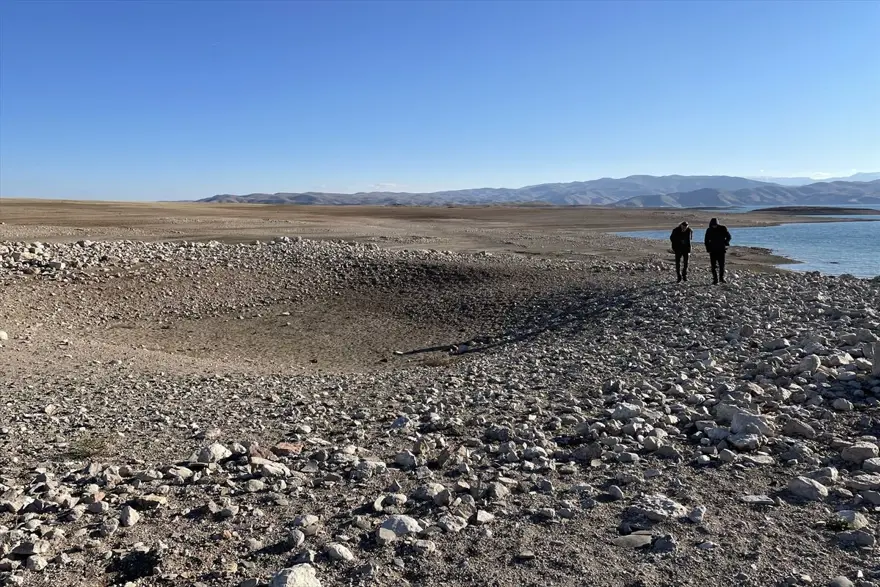 Keban Baraj Gölü'nde suyun çekilmesiyle tarihi höyükler de gün yüzüne çıktı 6