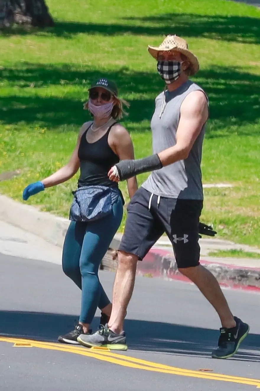 Kristen Bell ve Dax Shepard yürüyüşte (Corona virüs günlerinde aşk) 